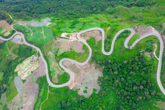 Luchtfoto van enkele wegkronkelwegen