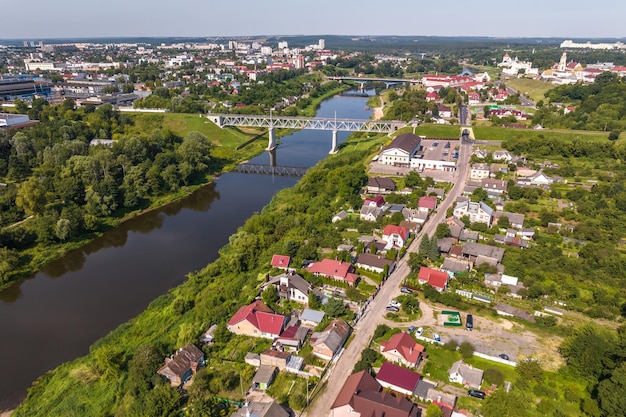 Luchtfoto van enorme brug tussen twee oevers en stedelijke gebieden