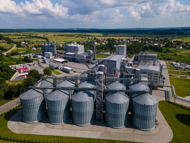 Luchtfoto van fabriek kopie ruimte zonnige zomerdag. opslagcontainers