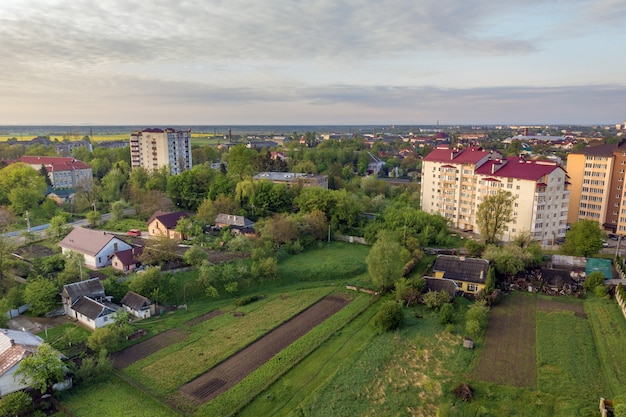 Luchtfoto van flatgebouwen met meerdere verdiepingen in groene woonwijk.