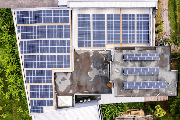 Luchtfoto van fotovoltaïsche zonnepanelen of zonnecellen geïnstalleerd op het dak van een fabrieksgebouw