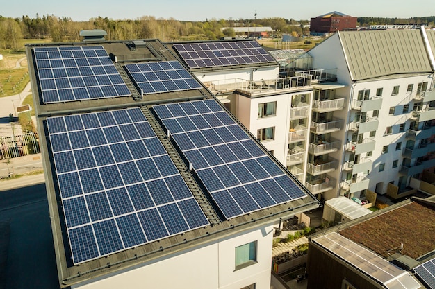Luchtfoto van fotovoltaïsche zonnepanelen op een dak van residentiële bouwsteen