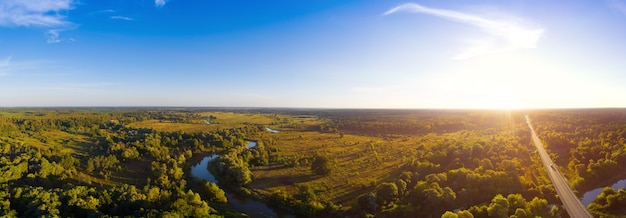 Luchtfoto van gebogen rivier in de herfst bos.