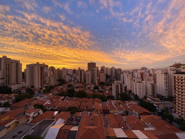 Foto luchtfoto van gebouwen in de stad tijdens zonsondergang