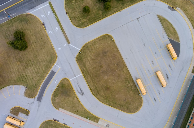 Luchtfoto van gele schoolbussen geparkeerd in de buurt van de middelbare school