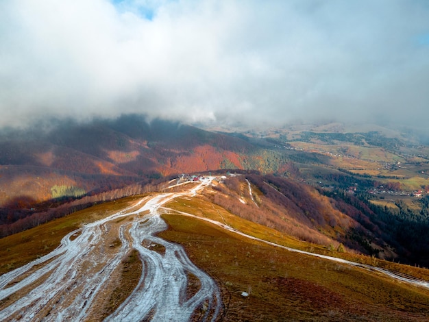 Luchtfoto van gemba berg karpaten oekraïne