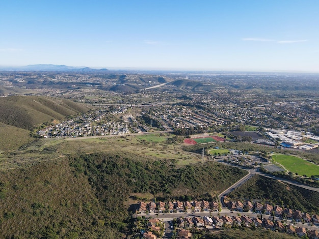 Luchtfoto van gemeenschapspark op de top van een heuvel, carmel valley. san diego, californië, vs.