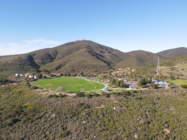 Luchtfoto van gemeenschapspark op de top van een heuvel, Carmel Valley. San Diego, Californië, VS.