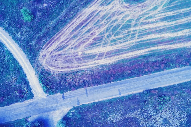 Luchtfoto van geometrische tarwevelden Abstracte natuurlijke achtergrond Landweg in de velden Blauw gekleurd