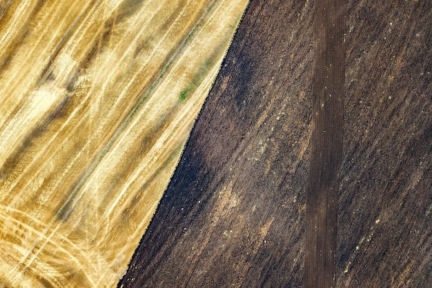 Luchtfoto van geploegd landbouwgebied voorbereid voor het planten van gewassen in het voorjaar.