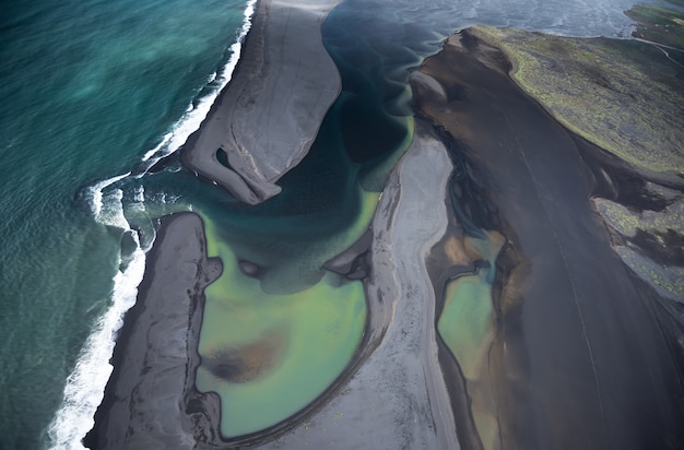 Luchtfoto van gletsjerrivieren in IJsland