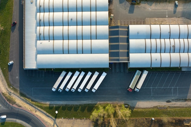 Luchtfoto van goederenmagazijnen en logistiek centrum in industriële stadszone van bovenaf