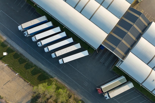 Luchtfoto van goederenmagazijnen en logistiek centrum in industriële stadszone van bovenaf