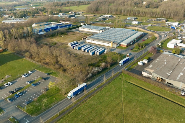 Luchtfoto van goederenmagazijnen en logistiek centrum in industriële stadszone van bovenaf