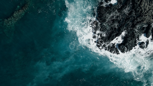 Luchtfoto van golven die breken in een Hawaiiaanse lavasteenkust