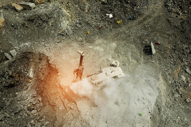 Luchtfoto van graafmachine die rotsen opschept