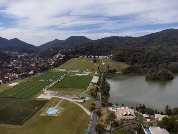 Luchtfoto van Granja Comary en het meer in de stad Teresopolis Berggebied van Rio de Janeiro Brazilië Drone foto Braziliaans voetbalteam en Braziliaanse voetbalbond