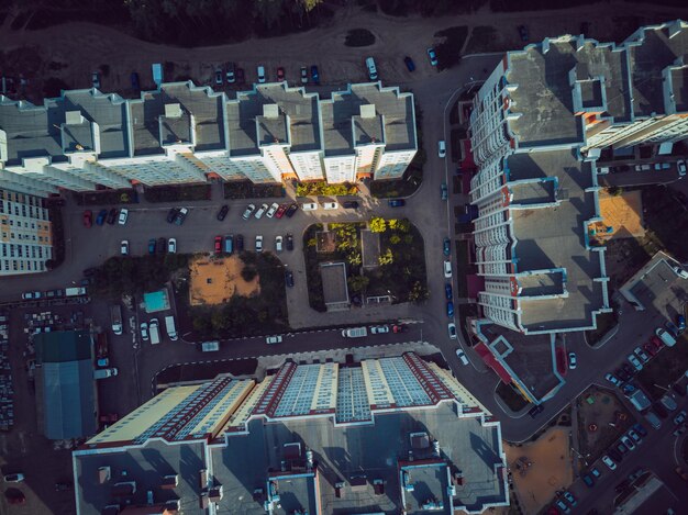 Luchtfoto van groeiende stad Droneweergave van nieuwbouwcomplex in stadscentrum met huizen