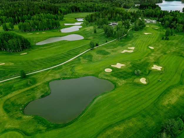 Luchtfoto van groen gras op golfbaan met vijvers in Finland