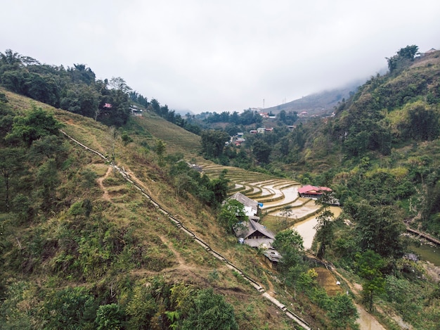 Luchtfoto van groene terrasvormige rijstvelden en voortbouwend op de vallei in het dorp cat cat in sapa, vietnam.