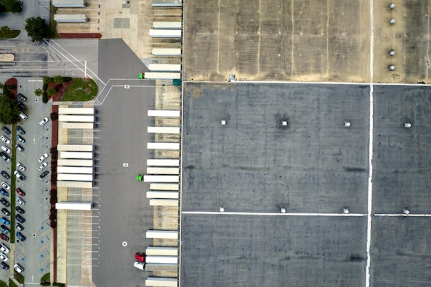 Luchtfoto van groot commercieel laadperron met veel bestelwagens die detailhandelsgoederen lossen en uploaden voor landelijke distributie Concept van de wereldeconomie