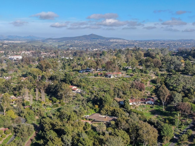 Luchtfoto van grootschalige rijke residentiële villa's met zwembad, encinitas, ca