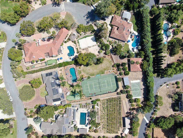 Luchtfoto van grootschalige villa in de rijke woonwijk Encinitas, Zuid-Californië, VS.