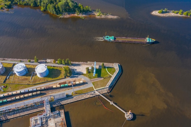 Luchtfoto van grote brandstofopslagtanks in de industriële zone van de olieraffinaderij in de vrachtzeehaven