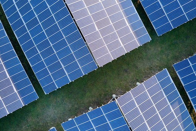 Luchtfoto van grote duurzame elektrische centrale met rijen fotovoltaïsche zonnepanelen voor het produceren van schone ecologische elektrische energie Hernieuwbare elektriciteit met nul-emissieconcept