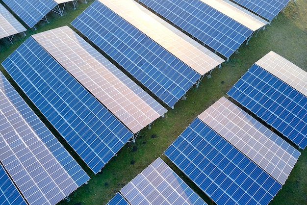 Luchtfoto van grote duurzame elektrische centrale met rijen fotovoltaïsche zonnepanelen voor het produceren van schone ecologische elektrische energie Hernieuwbare elektriciteit met nul-emissieconcept