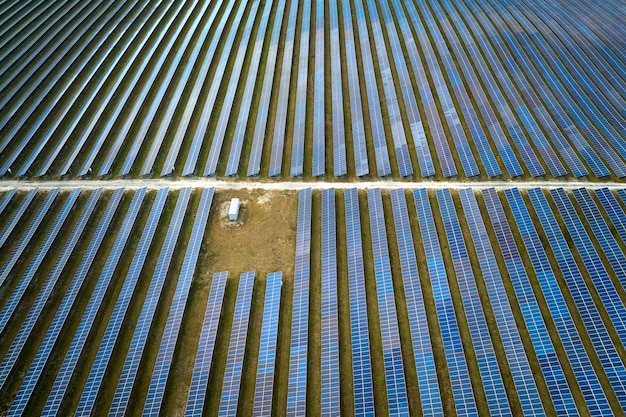 Luchtfoto van grote duurzame elektrische centrale met rijen fotovoltaïsche zonnepanelen voor het produceren van schone elektrische energie Concept van hernieuwbare elektriciteit zonder emissie