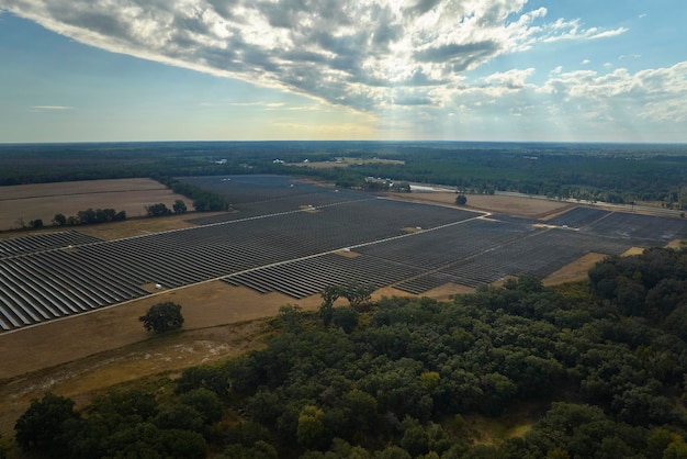 Luchtfoto van grote duurzame elektrische centrale met rijen fotovoltaïsche zonnepanelen voor het produceren van schone elektrische energie Concept van hernieuwbare elektriciteit zonder emissie