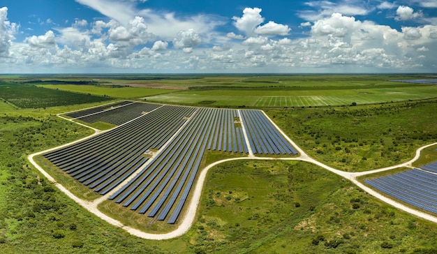 Luchtfoto van grote duurzame elektrische centrale met rijen fotovoltaïsche zonnepanelen voor het produceren van schone elektrische energie Concept van hernieuwbare elektriciteit zonder emissie