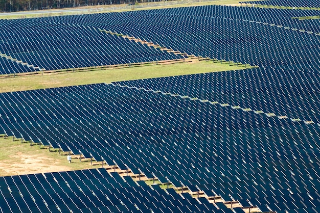 Luchtfoto van grote duurzame elektrische centrale met rijen fotovoltaïsche zonnepanelen voor het produceren van schone elektrische energie Concept van hernieuwbare elektriciteit zonder emissie