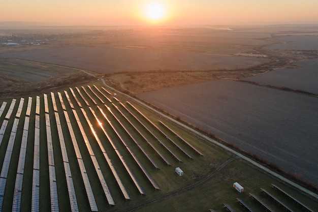 Luchtfoto van grote duurzame elektrische centrale met rijen fotovoltaïsche zonnepanelen voor het produceren van schone elektrische energie in de avond Concept van hernieuwbare elektriciteit zonder emissie