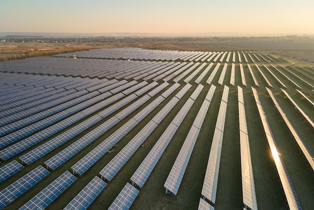 Luchtfoto van grote duurzame elektrische centrale met rijen fotovoltaïsche zonnepanelen voor het produceren van schone elektrische energie in de avond Concept van hernieuwbare elektriciteit zonder emissie