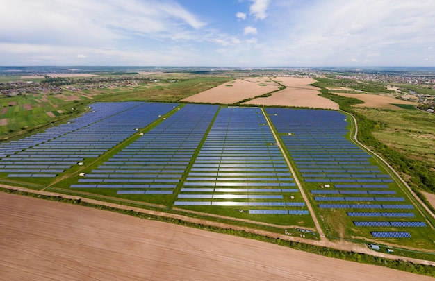 Luchtfoto van grote duurzame elektrische centrale met veel rijen fotovoltaïsche zonnepanelen voor het produceren van schone ecologische elektrische energie Hernieuwbare elektriciteit zonder emissieconcept