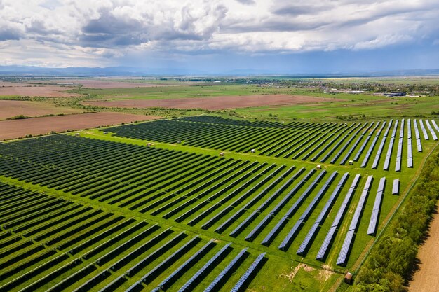 Luchtfoto van grote duurzame elektrische centrale met veel rijen fotovoltaïsche zonnepanelen voor het produceren van schone ecologische elektrische energie Hernieuwbare elektriciteit zonder emissieconcept