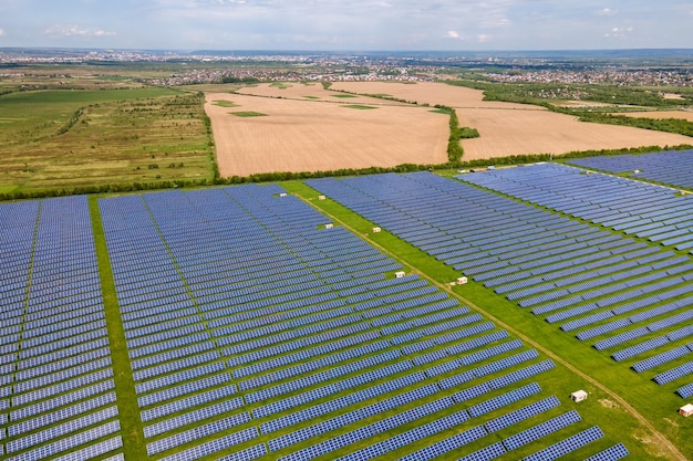 Luchtfoto van grote duurzame elektrische centrale met veel rijen fotovoltaïsche zonnepanelen voor het produceren van schone ecologische elektrische energie Hernieuwbare elektriciteit zonder emissieconcept