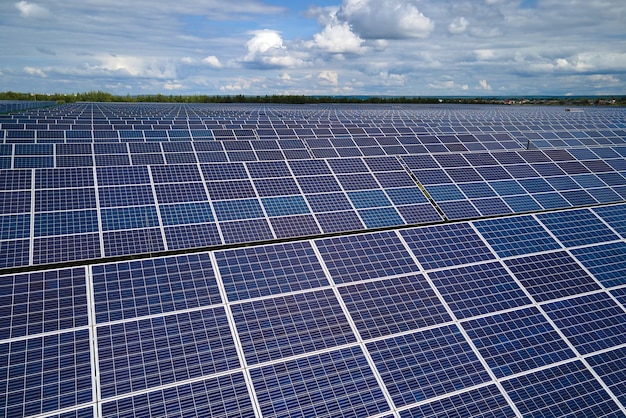 Luchtfoto van grote duurzame elektrische centrale met veel rijen fotovoltaïsche zonnepanelen voor het produceren van schone elektrische energie Hernieuwbare elektriciteit zonder emissieconcept