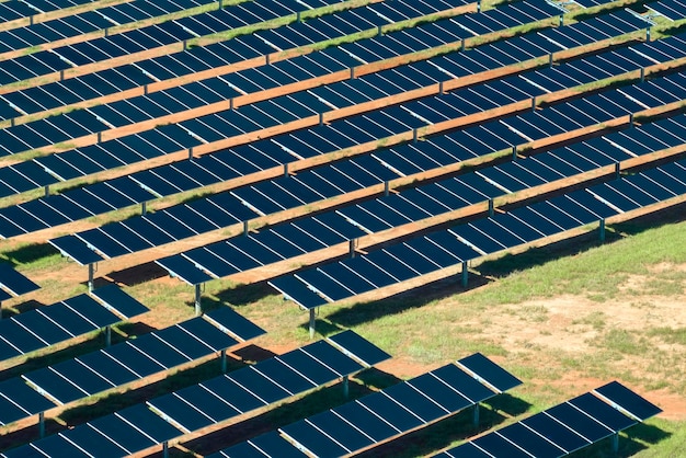 Luchtfoto van grote duurzame elektrische centrale met veel rijen fotovoltaïsche zonnepanelen voor het produceren van schone elektrische energie Hernieuwbare elektriciteit zonder emissieconcept