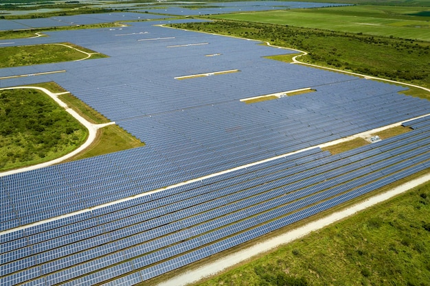 Luchtfoto van grote duurzame elektrische centrale met veel rijen fotovoltaïsche zonnepanelen voor het produceren van schone elektrische energie Hernieuwbare elektriciteit zonder emissieconcept