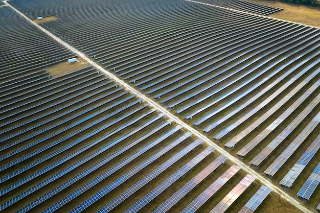 Luchtfoto van grote duurzame elektrische centrale met veel rijen fotovoltaïsche zonnepanelen voor het produceren van schone elektrische energie Hernieuwbare elektriciteit zonder emissieconcept