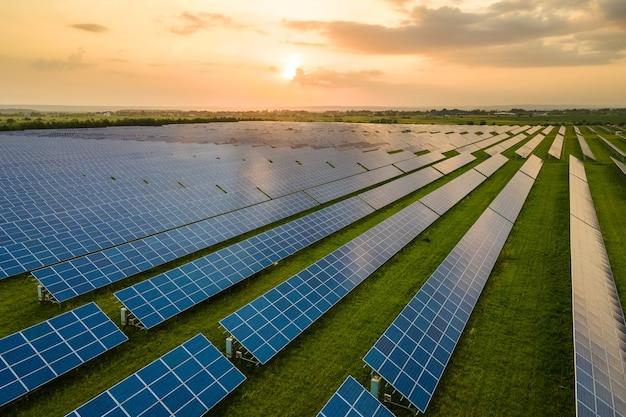 Luchtfoto van grote duurzame elektrische centrale met veel rijen fotovoltaïsche zonnepanelen