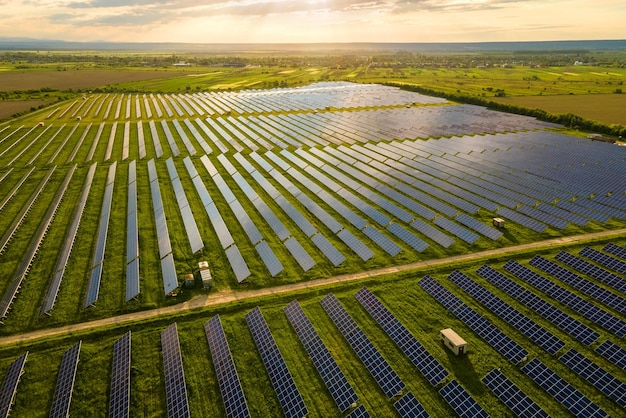 Luchtfoto van grote duurzame elektrische centrale met veel rijen fotovoltaïsche zonnepanelen