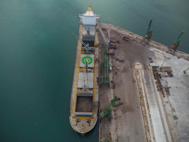 Luchtfoto van grote vrachtschip bulkcarrier is geladen met kolen in de haven