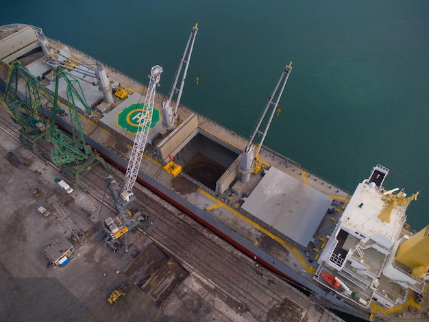 Luchtfoto van grote vrachtschip bulkcarrier is geladen met kolen in de haven