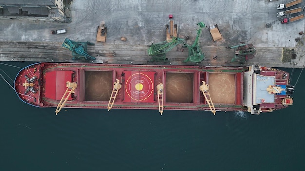 Luchtfoto van grote vrachtschip bulkcarrier is geladen met tarwekorrel in de haven