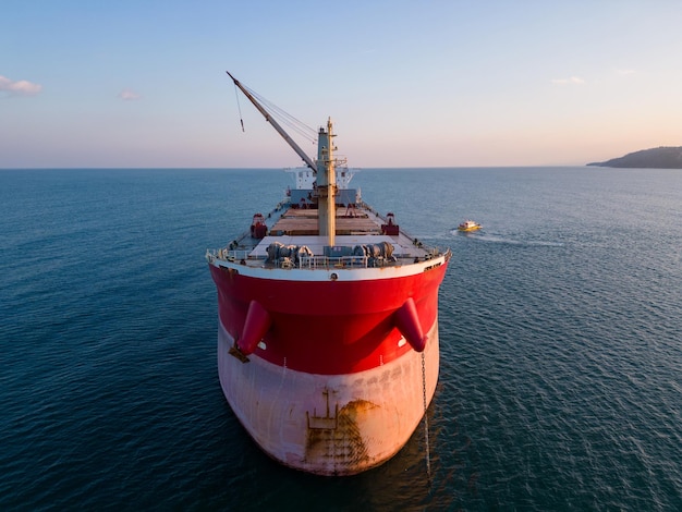 Luchtfoto van grote vrachtschip tanker bulkcarrie