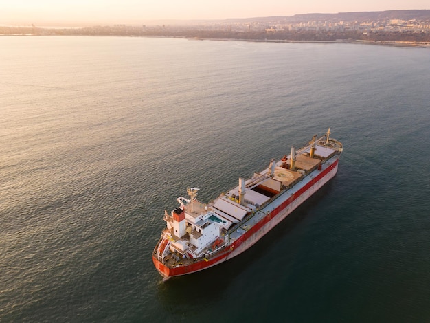 Luchtfoto van grote vrachtschip tanker bulkcarrie